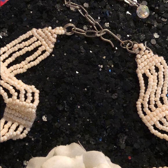 Pearl chocker with flower - Picture 3 of 4